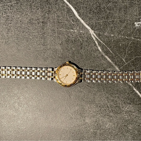 Bulova Watch not keeping time sold as is. - Picture 3 of 6